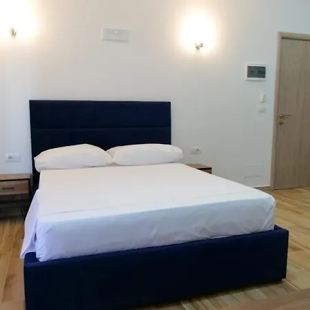 Julies 3* Εξαμίλιο