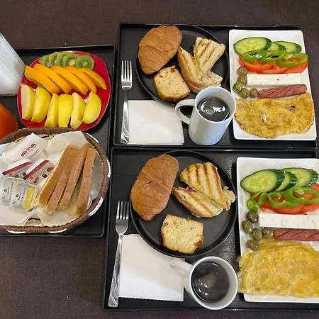 Julies Πανσιόν Εξαμίλιο